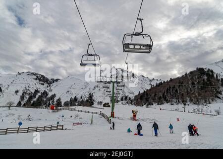 Le Mont-Dore, Frankreich. Februar 2021, 15th. Das Mont-Dore Resort bietet eine große Auswahl an Pisten für alle Schwierigkeitsgrade. Stockfoto