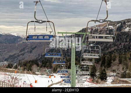 Le Mont-Dore, Frankreich. Februar 2021, 15th. Das Mont-Dore Resort bietet eine große Auswahl an Pisten für alle Schwierigkeitsgrade. Stockfoto