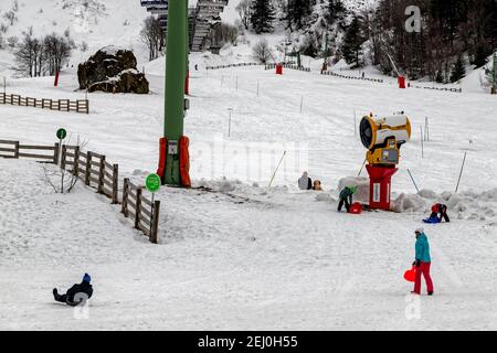 Le Mont-Dore, Frankreich. Februar 2021, 15th. Das Mont-Dore Resort bietet eine große Auswahl an Pisten für alle Schwierigkeitsgrade. Stockfoto