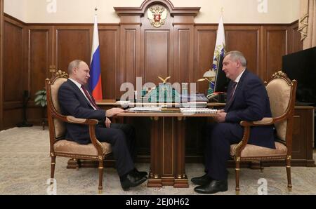 Novo Ogaryowo, Russland. Februar 2021, 20th. Der russische Präsident Wladimir Putin, hält ein Treffen von Angesicht zu Angesicht mit dem Generaldirektor der Roscosmos State Corporation for Space Activities Dmitry Rogosin im Kreml 20. Februar 2021 in Moskau, Russland. Quelle: Planetpix/Alamy Live News Stockfoto