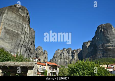 Landschaft mit Panoramablick auf Kastraki, einem historischen Dorf von Trikala am Fuße der Meteora Felsen in Kalambaka Zentral Griechenland. Stockfoto