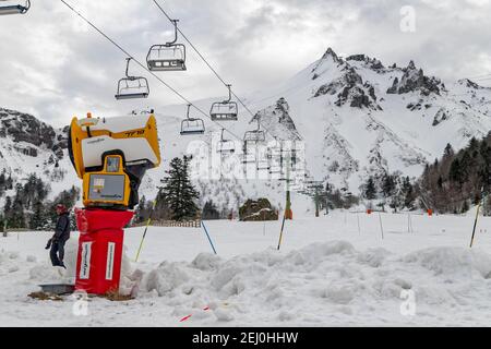 Le Mont-Dore, Frankreich. Februar 2021, 15th. Das Mont-Dore Resort bietet eine große Auswahl an Pisten für alle Schwierigkeitsgrade. Stockfoto