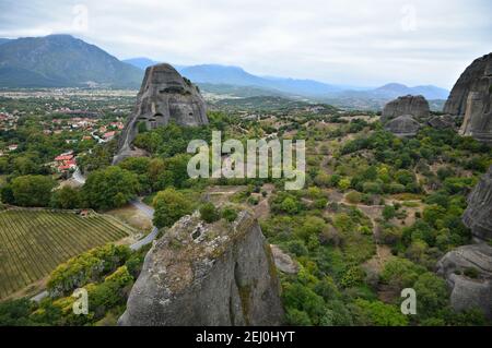 Landschaft mit Panoramablick auf Kastraki, einem historischen Dorf von Trikala am Fuße der Meteora Felsen in Kalambaka Zentral Griechenland. Stockfoto