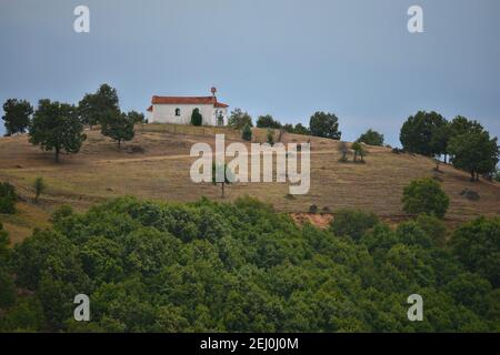 Griechisch-orthodoxe Kapelle in der Landschaft von Kastraki, einem historischen Dorf von Trikala, das auf den Ausläufern der Meteora Felsen in Thessaly Griechenland liegt. Stockfoto