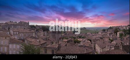 Panoramablick über die Dächer von St Emilion, vor einem dramatischen Himmel, mit Kopierraum Stockfoto