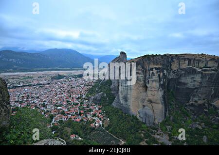 Landschaft mit Panoramablick auf Kastraki, einem historischen Dorf von Trikala am Fuße der Meteora Felsen in Kalambaka Zentral Griechenland. Stockfoto