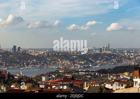 Panorama des europäischen Teils von Istanbul mit Bosporus. Große Stadt mit Wolkenkratzern.Türkei. Stockfoto