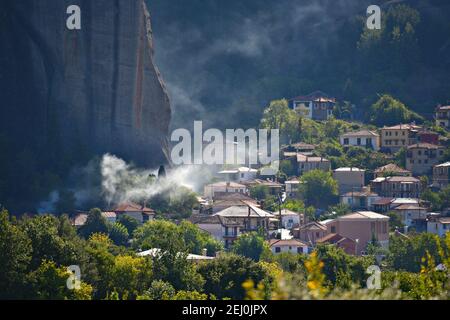 Landschaft mit Panoramablick auf Kastraki, einem historischen Dorf von Trikala am Fuße der Meteora Felsen in Kalambaka Zentral Griechenland. Stockfoto