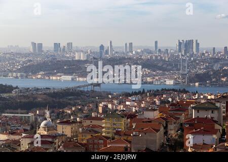 Panorama des europäischen Teils von Istanbul mit Bosporus. Große Stadt mit Wolkenkratzern.Türkei. Stockfoto