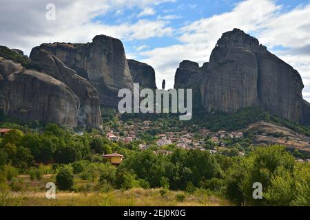 Landschaft mit Panoramablick auf Kastraki, einem historischen Dorf von Trikala am Fuße der Meteora Felsen in Kalambaka Zentral Griechenland. Stockfoto