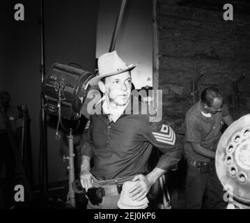 FRANK SINATRA am Set Candid während der Dreharbeiten von SERGEANTEN 3 / SERGEANTEN DREI 1962 Regisseur JOHN STURGES Essex Productions / Meadway-Claude Productions Company / Vereinte Künstler Stockfoto