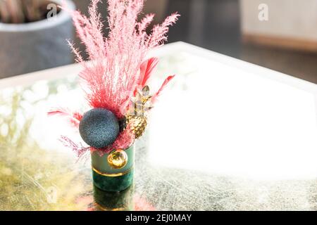 Blumenarrangement in Schale mit rosa Rosen und Hortensien. Tischeinstellung. Stockfoto