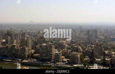 Luftaufnahme von Kairo Ägypten Stadtbild, Panoramablick auf Kairo und Wolkenkratzer, der Nil von Ägypten läuft allover Kairo, überfüllten Kairo Ägypten Stockfoto