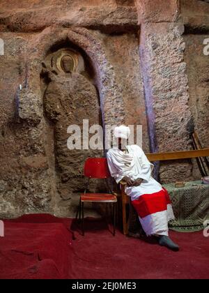 Priester in Kirche von das Grab Christi, Lalibela Stockfoto