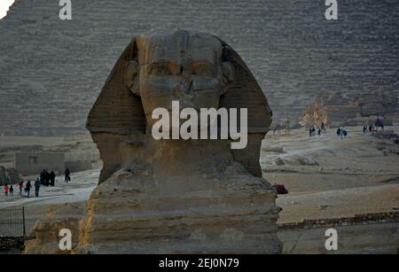 Große Sphinx von Giza, kolossale Kalksteinstatue einer Liegeergattung in Giza, Ägypten Stockfoto