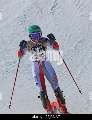 20th. Februar 2021; Cortina d'Ampezzo, Italien; FIS Alpine Skiweltmeisterschaft, Frauen-Slalom; Asa Ando (JPN) beendet ihren Lauf Stockfoto