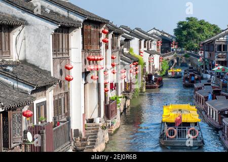 Suzhou, China. September 26, 2015. Touristen Boote auf einem Kanal in der sieben Meilen langen Shantang malerischen Gegend an einem wolkenlosen Himmel Tag in suzhou china. Stockfoto