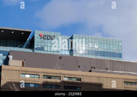 Ottawa, Ontario, Kanada - 6. Februar 2021: Der obere Teil des Bürogebäudes beherbergt den Hauptsitz von Export Development Canada (EDC). Stockfoto