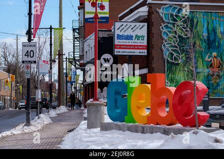 Ottawa, Ontario, Kanada - 6. Februar 2021: Das bunte Schild für das Glebe-Viertel in Ottawa steht im Winter an der Bank Street. Stockfoto
