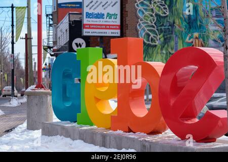 Ottawa, Ontario, Kanada - 6. Februar 2021: Eine Nahaufnahme des bunten Schildes für das Glebe-Viertel in Ottawa, wo es auf der Bank Street in steht Stockfoto