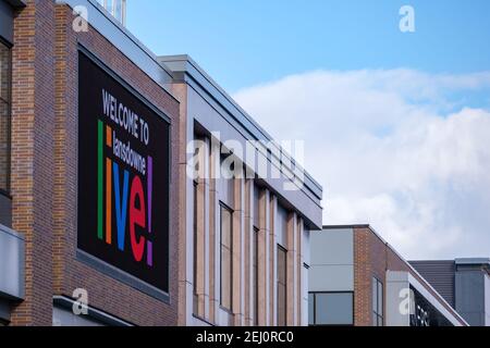 Ottawa, Ontario, Kanada - 6. Februar 2021: Ein elektronisches Begrüßungsschild im Lansdone Park trägt das Lansdowne Live! Marke für Unterhaltung bei TD Plac Stockfoto