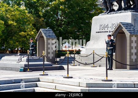 Ottawa, Ontario, Kanada - 9. September 2019: Zeremonielle Wachen im Wachdienst stehen am National war Memorial, einem Kenotaph in der Innenstadt von Ottawa. Stockfoto