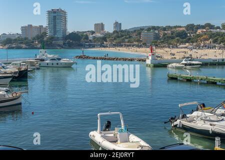 Palmanova, Spanien; februar 20 2021: Blick auf die Marina und den Strand des mallorquinischen Resorts Palmanova an einem sonnigen Tag, mit Familien genießen t Stockfoto