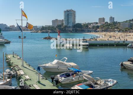 Palmanova, Spanien; februar 20 2021: Blick auf die Marina und den Strand des mallorquinischen Resorts Palmanova an einem sonnigen Tag, mit Familien genießen t Stockfoto