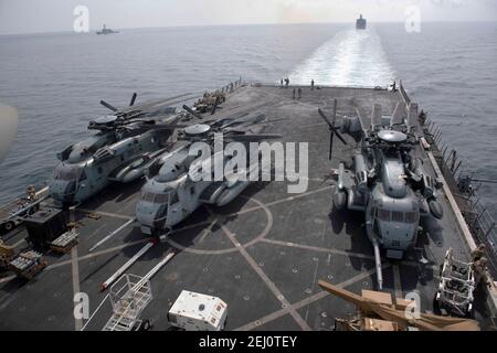 Die US Navy San Antonio-Klasse amphibischen Transport Dock Schiff USS San Diego, Teil der Makin Island Amphibious Ready Group, durchfährt die Straße von Hormuz 19. Februar 2021 vor der Küste von Oman. Stockfoto