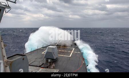 Der US Navy Arleigh Burke-Klasse Lenkrakete Zerstörer USS John Finn, Teil der Theodore Roosevelt Carrier Strike Group, durchreist raue Meere 18. Februar 2021 im Südchinesischen Meer. Stockfoto