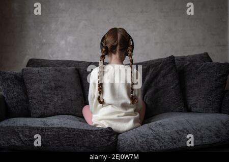 Autistisches Spektrum junges Mädchen saß ruhig und allein mit Autismus Der Blick zurück drehte Angst und Kopfhörer auf zu blockieren Störgeräusche, die zu Notlagen führen Stockfoto