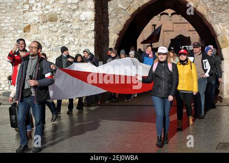Krakau, Polen : 20 2021. februar: Demonstration zum FREIHEITSMARSCH im Zentrum von Krakau halten die Menschen die große polnische Nationalflagge, protes Stockfoto