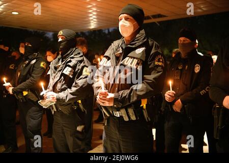 Dallas, Texas, USA. Februar 2021, 19th. Kerzenlichtmahnwache für Officer Mitchell Penton, 27 Jahre alt, arbeitete die Szene nordwärts Spuren des North Central Expressway in Walnut Hill Lane, als ein Fahrzeug von einem berauschten Fahrer auf die Rückseite seines Patrouillenautos und zerschlug Officer Penton getötet ihn gefahren. Kredit: AVI Adelman/ZUMA Wire/Alamy Live Nachrichten Stockfoto