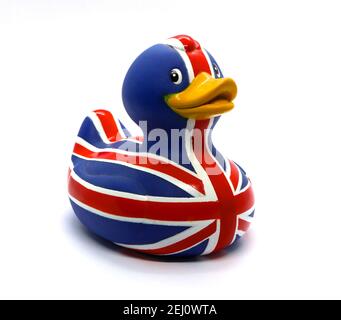 Foto einer Painted Red white and blue Union Jack Gummiente mit gelbem Schnabel auf weißem Hintergrund Stockfoto