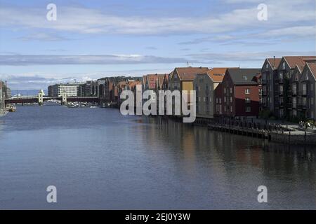 Trondheim, Norwegen, Norwegen; Holzhandelshäuser und Lagerhäuser auf Stelzen am Ufer der Nidelva; Kaufmannshäuser und Lagerhäuser auf Stelzen Stockfoto