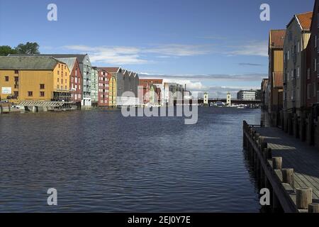 Trondheim, Norwegen, Norwegen; Holzhandelshäuser und Lagerhäuser auf Stelzen am Ufer der Nidelva; Kaufmannshäuser und Lagerhäuser auf Stelzen Stockfoto