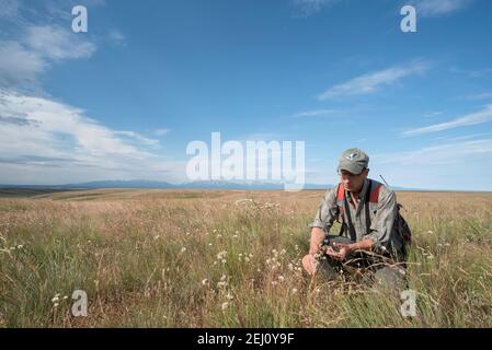 Jeff Fields, Program Manager für Zumwalt Prairie Preserve von TNC in Oregon, überprüft die Bedingungen auf dem Preserve. Stockfoto