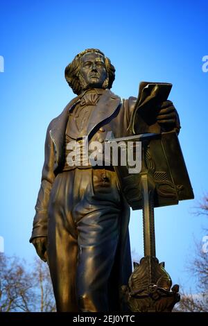 Bronzestatue des Komponisten Felix Mendelssohn Bartholdy, musikalischer Leiter von Düsseldorf von 1833 - 1835. Lage: In der Nähe der Oper. Stockfoto