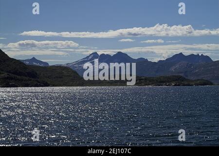 Norwegen, Norwegen; Rocky Mountains und das Meer - eine typische Sommerlandschaft im Norden Norwegens hinter dem Polarkreis. Lichtreflexe auf dem Wasser Stockfoto