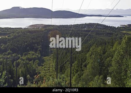 Norwegen, Norwegen; Rocky Mountains und das Meer - eine typische Sommerlandschaft im Norden Norwegens hinter dem Polarkreis. Mittelspannungsleitung. Stockfoto