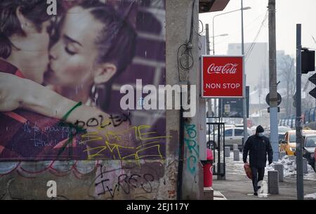 Bukarest, Rumänien - 19. Januar 2021: Die Coca Cola-Werbung ist an der Wand eines Nonstop-Minimarktes in Bukarest zu sehen. Dieses Bild ist für e Stockfoto