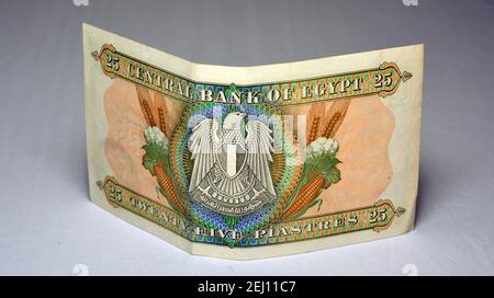 Ägyptisches Viertel einer Pfund Banknote 1977 , eine alte Papier ägyptische Banknote von 25 Piastern. Berühmte alte Banknoten, Vintage Retro. Stockfoto