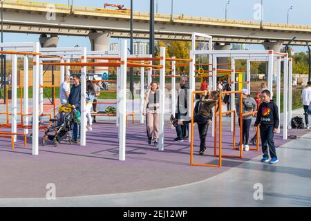 Kazan, Russland-26. September 2020: Erwachsene und Kinder trainieren im Park auf dem Fitnessbereich Stockfoto