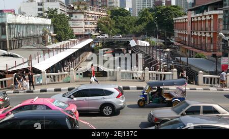 BANGKOK, THAILAND - 18 DEZEMBER, 2018 Pratunam Pier, Express-Boot öffentlichen Verkehrsmitteln Haltestelle im Zentrum der Stadt. Saen Saep Kanal. Viel Verkehr auf Ratchadamr Stockfoto