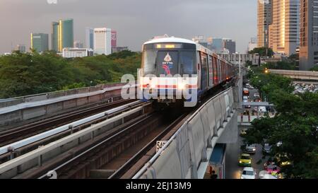 BANGKOK, THAILAND - 10. JULI 2019: Blick auf die moderne asiatische Stadt vom bts Skytrain-Plattform. Zug auf U-Bahn-Station. Öffentliche Verkehrsmittel in K Stockfoto