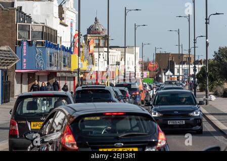 Warteschlangen von Autos auf Marine Parade an einem sonnigen warmen Wintertag in Southend on Sea, Essex, Großbritannien, während COVID 19 Lockdown. Stau in der Warteschlange durch geschlossene Unternehmen Stockfoto