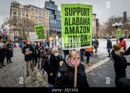 USA. Februar 2021, 20th. Mitglieder der Workers Assembly Against Racism versammelten sich am 20. Februar 2021 gegenüber dem Bezos-eigenen Whole Foods Market auf dem Union Square South zu einer landesweiten Solidaritätsveranstaltung mit den gewerkschaftlichen Amazonas-Arbeitern in Bessemer, Alabama. (Foto von Erik McGregor/Sipa USA) Quelle: SIPA USA/Alamy Live News Stockfoto