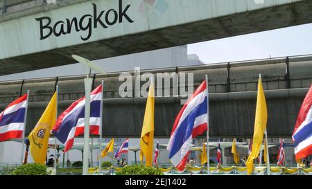 BANGKOK, THAILAND - 11. JULI 2019: Fußgänger zu Fuß auf der Brücke in der Nähe von MBK und Siam Square unter BTS Bahnlinie. Menschen in festlicher moderner City-Deko Stockfoto