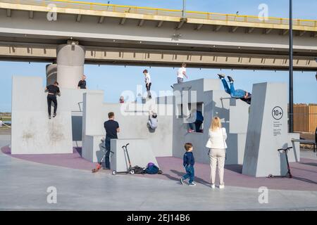 Kazan, Russland-26. September 2020: Erwachsene und Kinder trainieren auf dem neuen Parkour-Spielplatz im Stadtpark Stockfoto