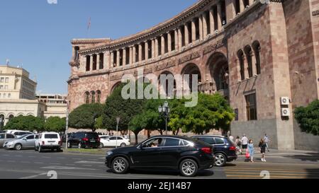 JEREWAN, ARMENIEN, KAUKASUS - 28. AUGUST 2019: Platz der Zentralrepublik, kaukasische armenische Hauptstadt, sowjetisches architektonisches Erbe, Innenstadt klassische st Stockfoto